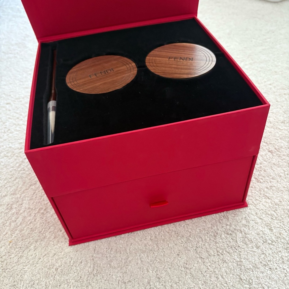 Fendi VIP Red Calligraphy Gift Set - Picture 6 of 9
